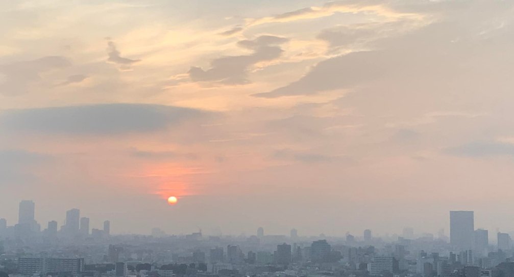 東京の朝日