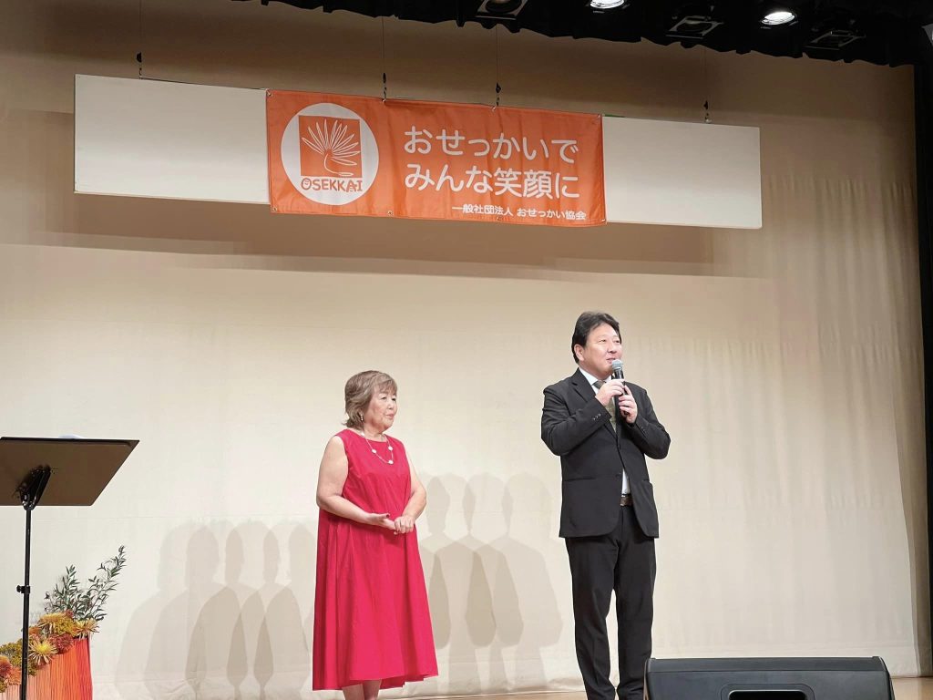 おせっかい協会10周年記念イベントで酒井直人中野区長（右）のご挨拶。左は高橋恵さん