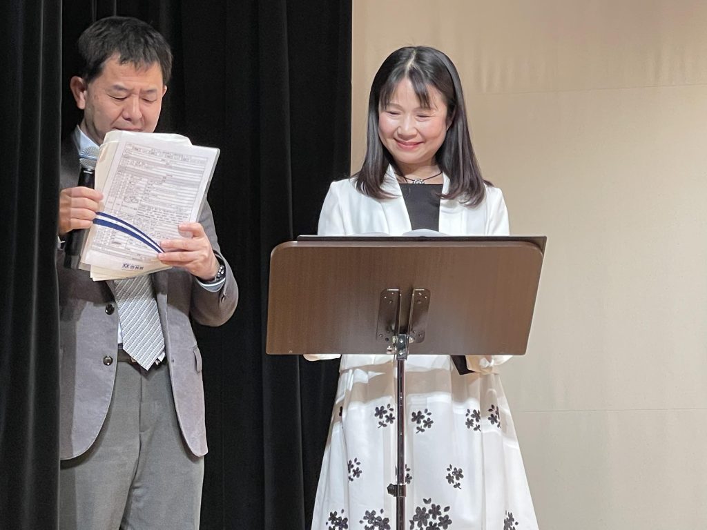 おせっかい協会10周年記念イベントの司会の竹内英人さん（左）と永瀬直子さん（右）