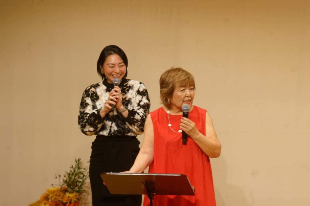 おせっかい協会10周年記念イベントで大禅師文子さん(左）の歌のプレゼント、右は高橋恵さん
