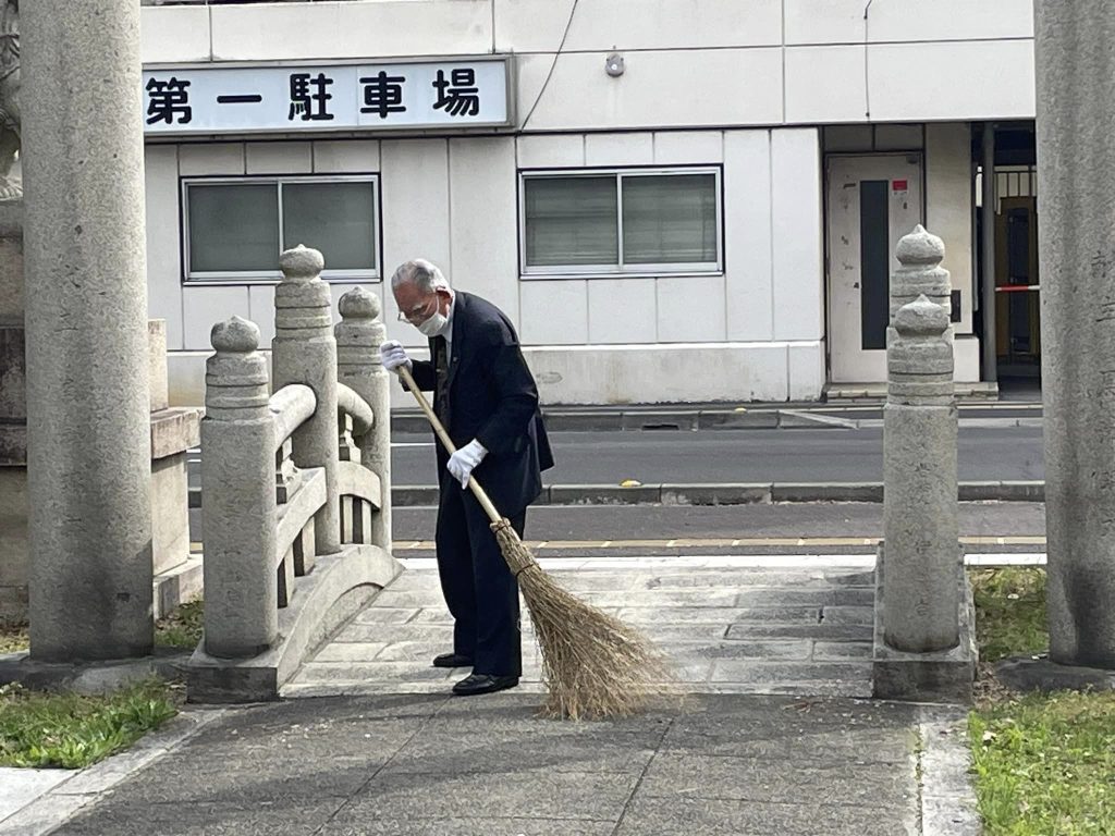 おせっかい協会香川支部の96歳の草薙先生も清掃活動