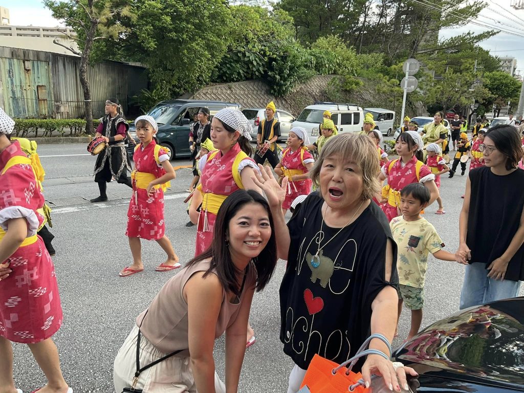 沖縄全島エイサーまつり　高橋恵さん見学の様子