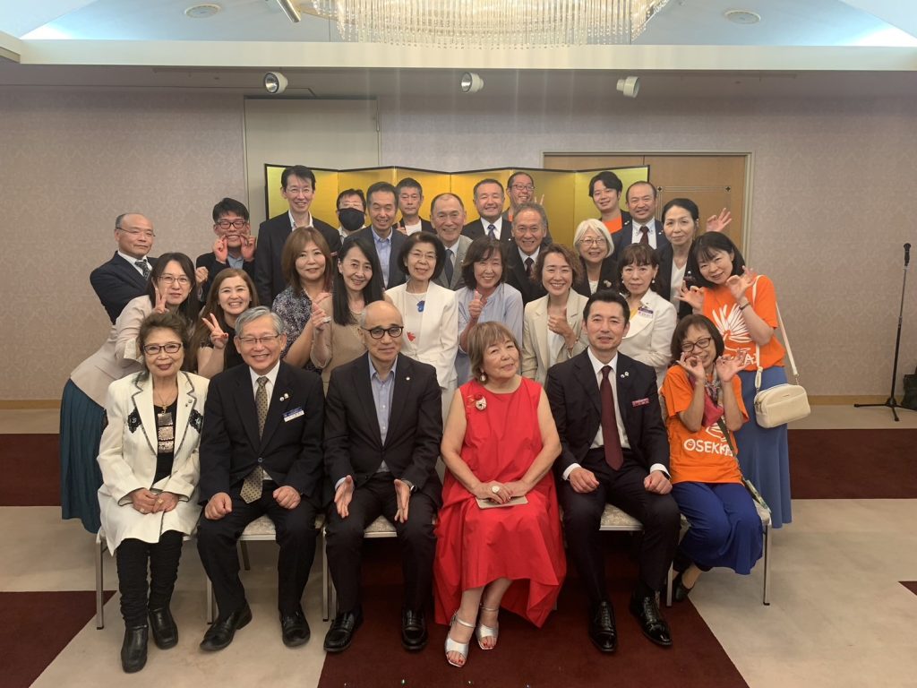 心の支えになった言葉「天知る　地知る　我知る」新札幌にて高橋恵幸縁会　懇親会での集合写真