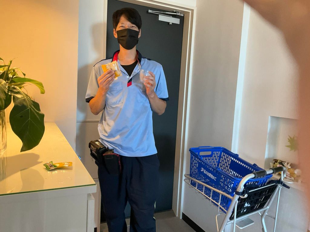 お世話になったお礼にくる宅配便屋さんの若者