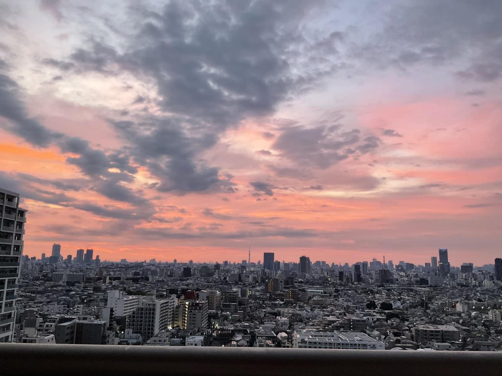 中野のマンションから取った 朝日の写真を SNS にアップする